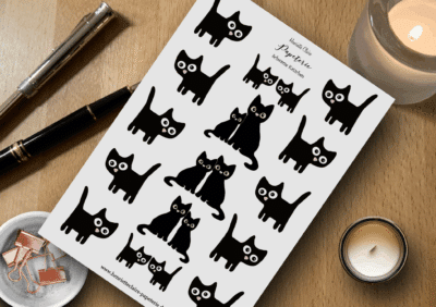 Schwarze Katzen Sticker im minimalistischen Design auf weißem Stickerbogen